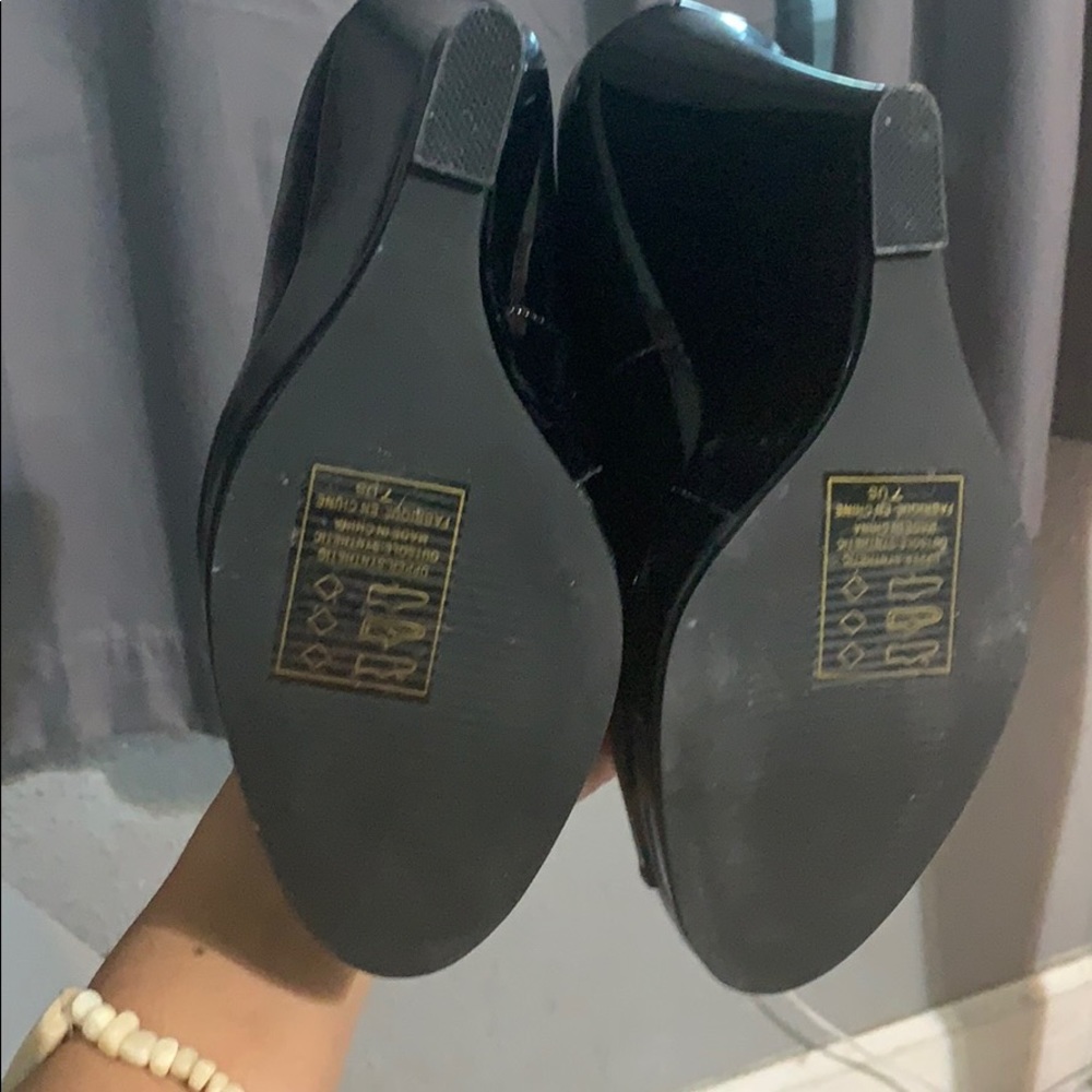 Shoes - Picture 5 of 6